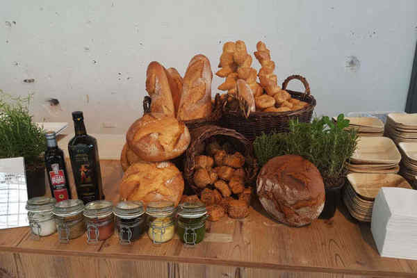 Verschiedene Brote und Pesto