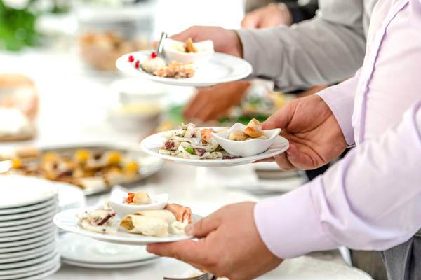 Buffet-Tisch mit verschiedenen Speisen