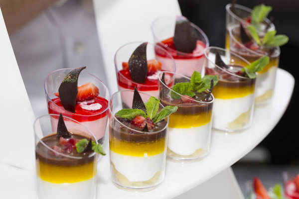 Canapes im Gläschen, dekoriert mit Blumen