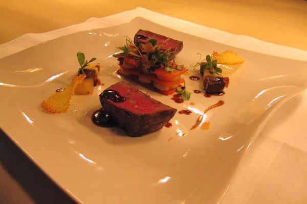 Rinderfilet, Jakobsmuschel mit Kartoffelchip und Rosmarinjus