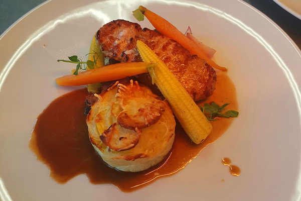 Entenbrust mit Kartoffelgratin und Fingermöhrchen