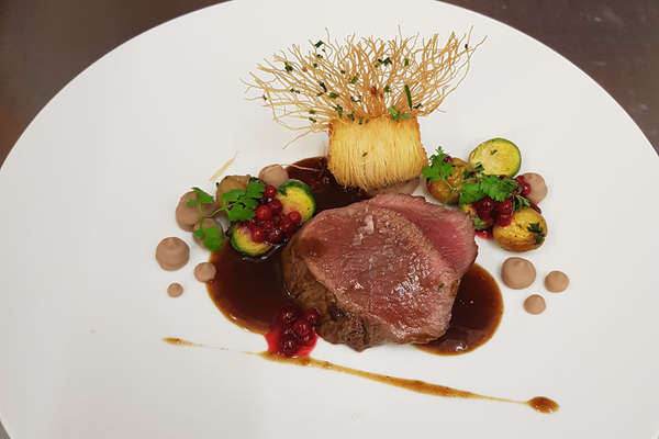 Hirschrücken, Maronenpüree, frittierte Kartoffel, Rosenkohl