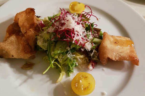 Ziegenkaese im Brickteig, Himbeer-Dressing, Parmesan