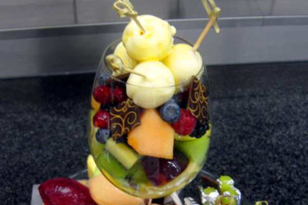 Pfirsich-Sorbet, Himbeer-Sorbet, Pralinen und Beeren