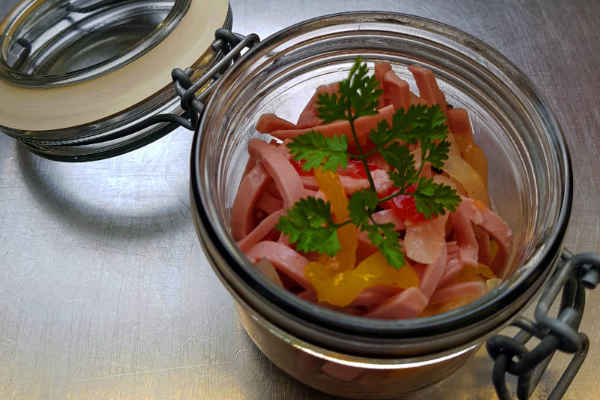 Wurstsalat mit marinierter Paprika und karamellisierten Zwiebelchen