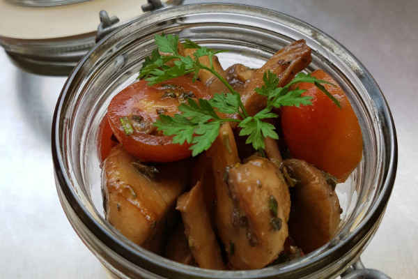 Marinierte Champignons mit Kirschtomaten und Balsamico